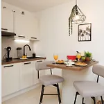 Le Charme Yourhosthelper Apartman *